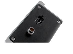 Một kết nối FireWire-B cho truyền tải dữ liệu và năng lượng