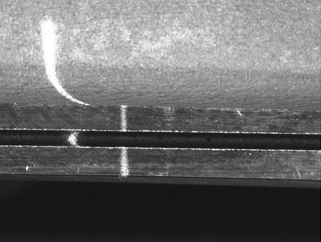 Hình ảnh trên cho thấy một ví dụ: nó cho thấy một khe kín trên lưỡi tuabin động cơ máy bay